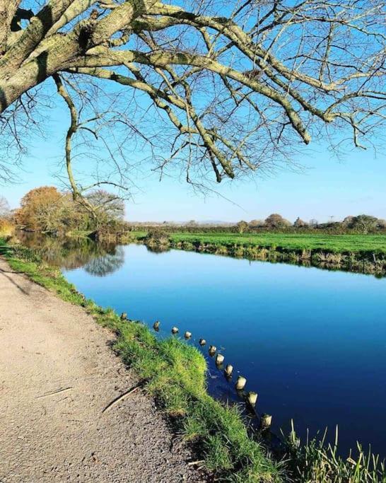 Canal View 2 Bedrooms End Of Terrace Chichester Esterno foto